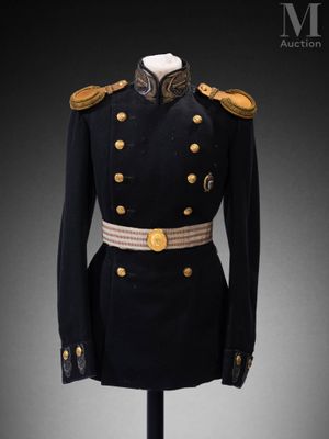 un uniforme noir à boutons dorés posé sur un socle de mannequin