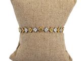 un oreiller orné d'un bracelet en diamants blancs et dorés