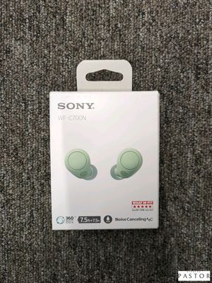 La boîte des écouteurs Sony est ouverte sur le tapis.