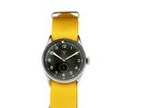 un gros plan d'une montre avec un bracelet jaune sur fond blanc