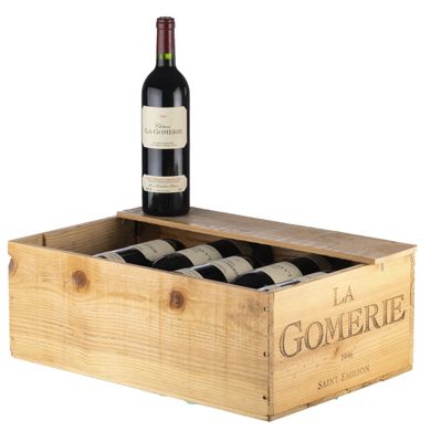 une caisse en bois contenant trois bouteilles de vin
