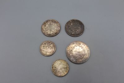 quatre types de pièces différents sont présentés sur une surface blanche