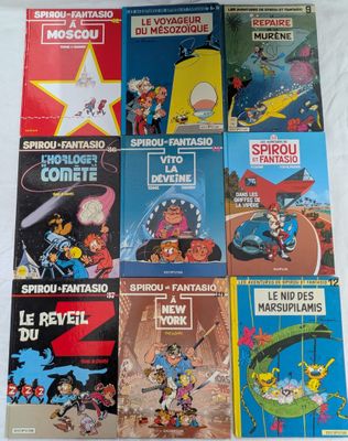 une pile de bandes dessinées est alignée sur une surface blanche