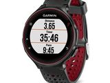 un gros plan d'une montre GPS Garmin sur fond blanc