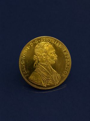 gros plan d'une pièce d'or sur une surface bleue