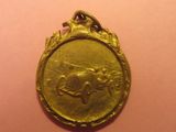 une image représentant une médaille d'or sur laquelle figure un cheval