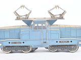 un petit train sur une surface blanche avec un fond blanc