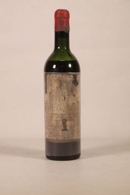 une bouteille de vin posée sur une table