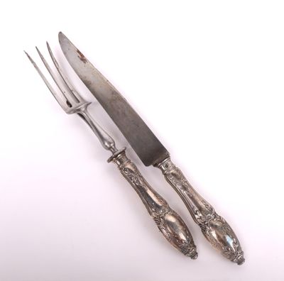 deux fourchettes et un couteau sur une surface blanche