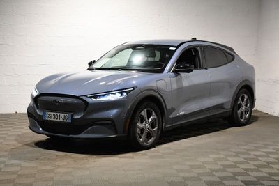 Le nouveau SUV Ford Mustang Macht est garé dans un garage.