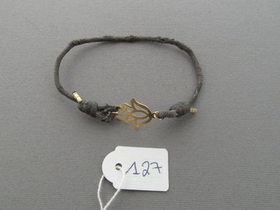 un bracelet sur lequel est accrochée une étiquette