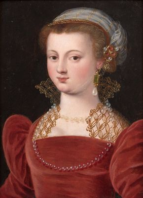 portrait d'une femme en robe rouge, portant une chaîne en or autour du cou