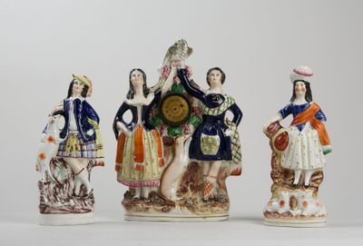 STAFFORDSHIRE Garniture de cheminée comprenant une pendule f…