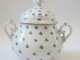 une théière blanche ornée d'un motif floral