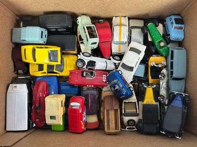 une boîte en carton remplie de petites voitures de toutes sortes