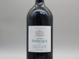 la bouteille de vin est posée sur une surface blanche