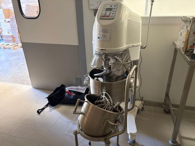 une machine posée sur un chariot dans une pièce