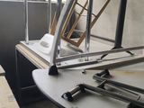 une table sur laquelle sont posés plusieurs outils, dans une pièce
