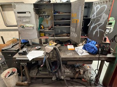 un établi sur lequel se trouvent tout un tas d'outils