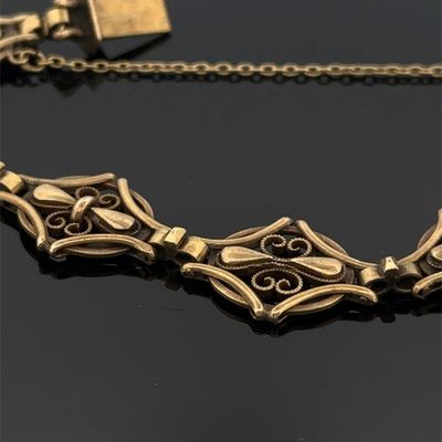 gros plan d'un collier sur une surface noire