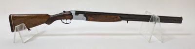 un fusil au canon en bois posé sur un socle en acrylique transparent