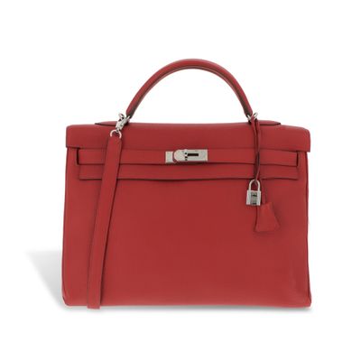 un sac à main en cuir rouge sur fond blanc