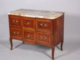 une commode avec un plateau en marbre posée sur un piètement en bois