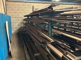 de nombreuses pièces de bois empilées les unes sur les autres dans un entrepôt