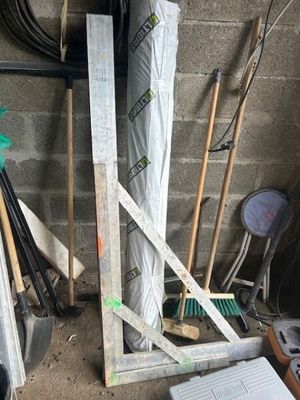 beaucoup d'outils et d'ustensiles qui traînent par terre