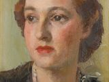 portrait d'une femme en robe noire portant un collier de perles
