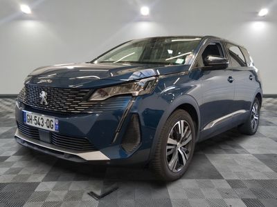 Le nouveau SUV hybride Toyota C-HR est garé dans un showroom.