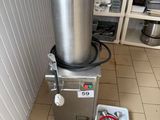 une machine posée sur le sol de la cuisine