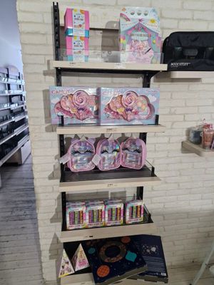 beaucoup de jouets sur les étagères du magasin