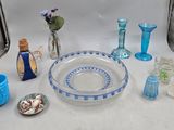 beaucoup d'objets en verre qui se trouvent sur la table