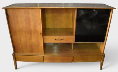 une photo d'une armoire en bois avec des portes en verre noir