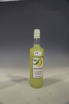 une bouteille de limonade posée sur une table