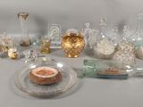 beaucoup d'objets en verre qui se trouvent sur la table