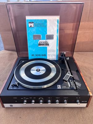 le tourne-disque est posé sur le tourne-disque
