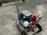 une machine posée sur le sol de la pièce