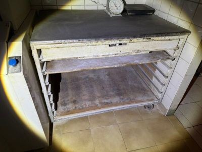 un four surmonté d'une horloge, dans une cuisine