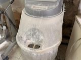 des toilettes sales dans une salle de bains sale, avec un siège de WC sale