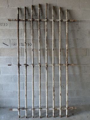 un mur constitué de tuyaux, et des tuyaux dans une pièce