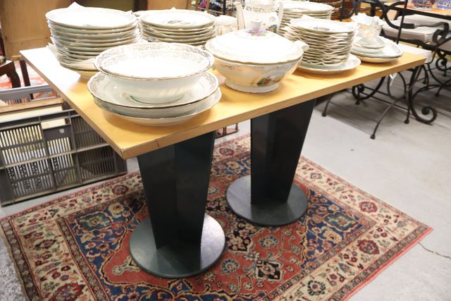 Table de bistrot à deux pieds : H : 75 L : 120 ; P : 80