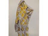 un dessin représentant une femme vêtue d'une robe jaune et blanche