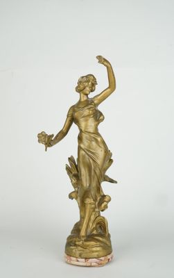 statue en bronze représentant une femme tenant une fleur, posée sur un socle en marbre