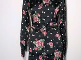 robe à pois noirs et blancs, ornée de roses roses et de pois