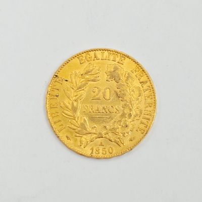 l'image d'une pièce d'or posée sur une surface blanche