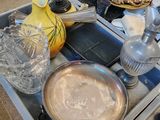 beaucoup d'objets en argent et en verre sur la table