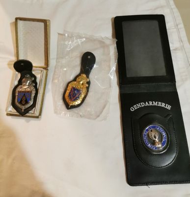 un téléphone portable posé sur une table