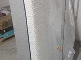 un matelas qui a été emballé dans un garage